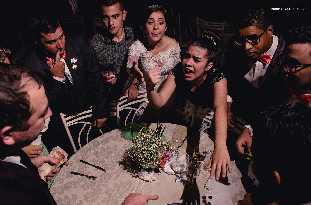 Foto Creativa contando o dinheiro da gravata