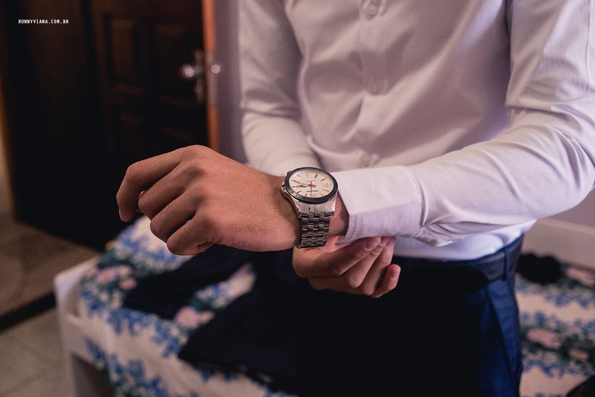 Noivo usando relógio