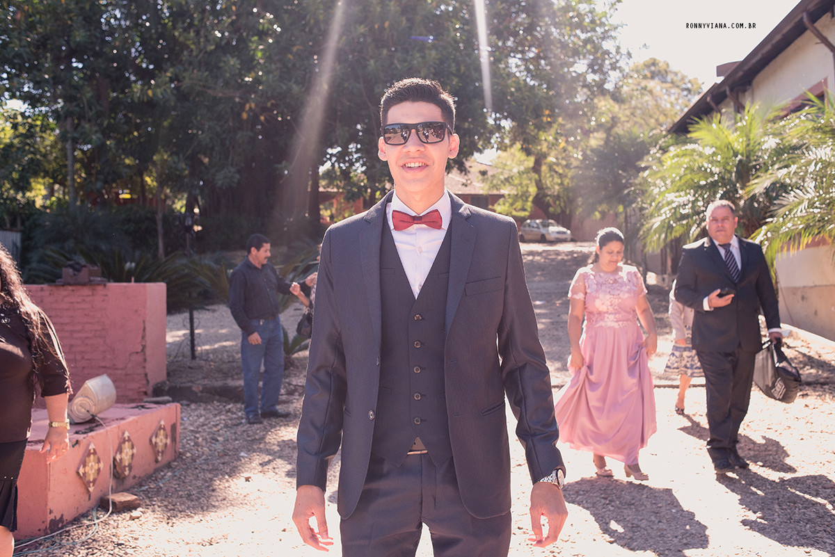 Noivo pronto para casamento de dia