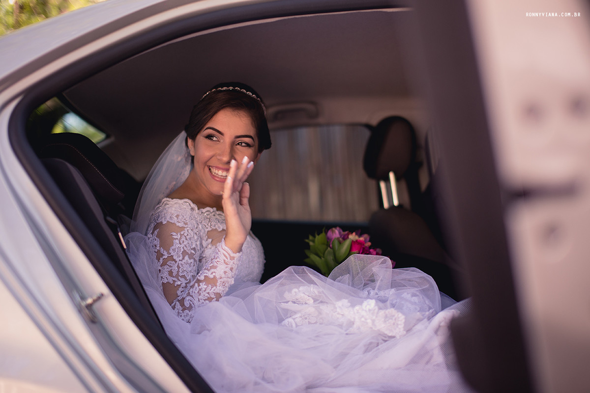 Noiva dentro da carruagem para ir na cerimonia
