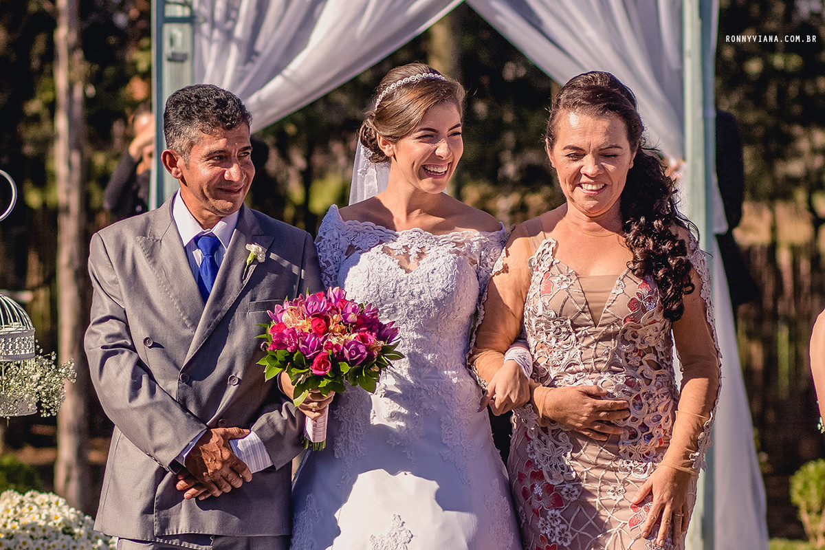 Fotografia da Noiva entrando na passarela com os pais