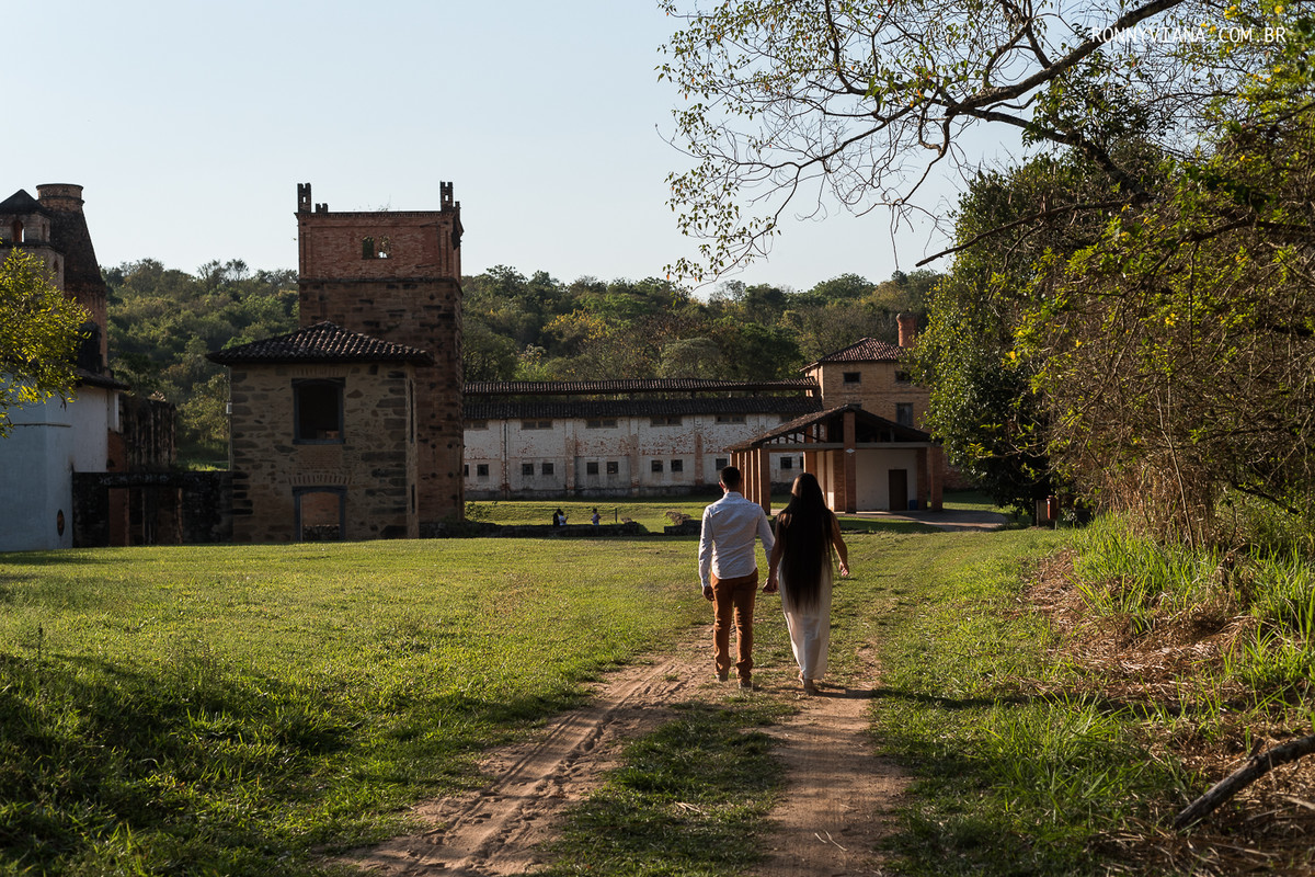 casal-caminhando-na-fazenda-ipanema-viagem-de-casamento-lua-de-mel-vestido=de-noiva