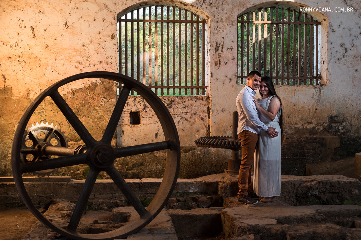 fotografia-do-casal-na-moenda-da-fazenda-em-sorocaba