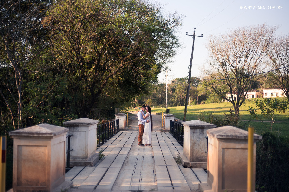 fotografia-criativa-em-locais-historicos-na-ponte-fazenda-ipanema-em-sorocaba-romance-casal-book-vestido-branco-roupa-para-ensaio-de-casal-ensaio-pre-wedding