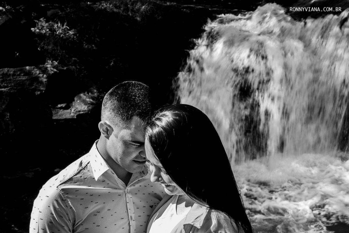 pre casamento fazenda ipanema foto preto e branco casal abraçado