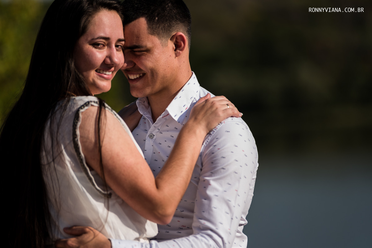 casal-abracado-com-roupas-brancas-sorrindo-pre-casamento