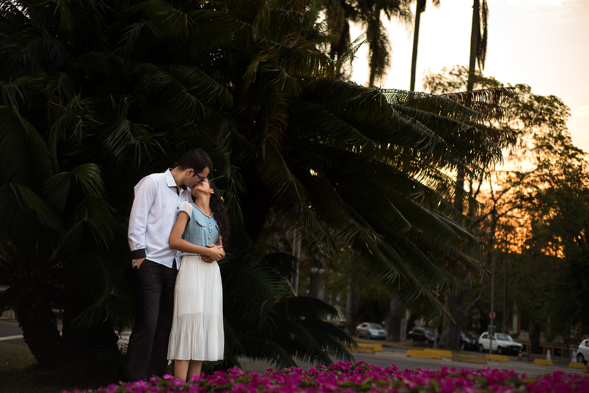 fotografia pôr-do-sol em ensaio de casal criativo -com roupa clara e fina para sessão fotográfica romântica