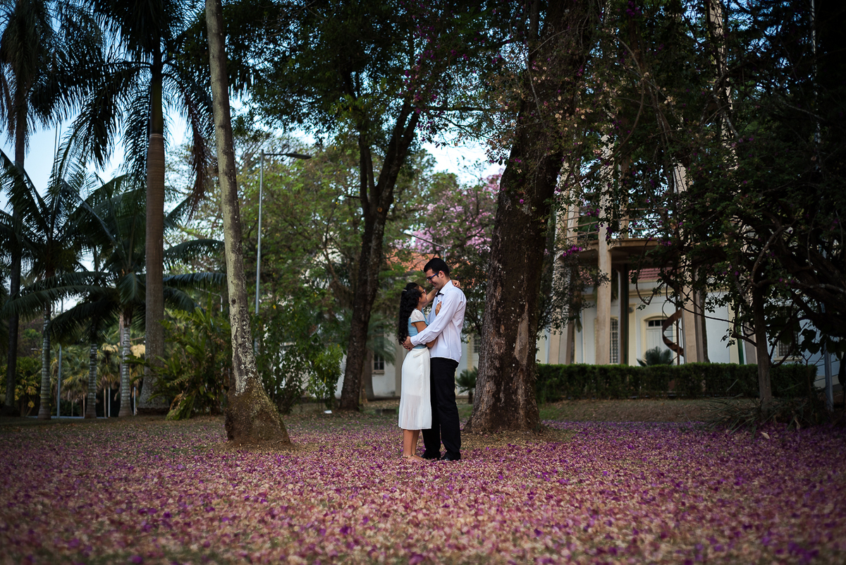 fotografia de casal na paisagem da esalq
