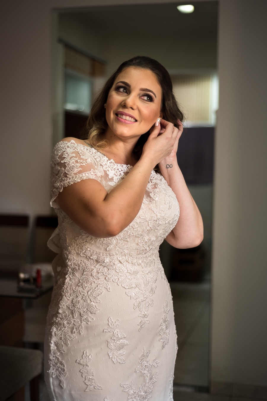 Noiva colocando os brincos, no making of