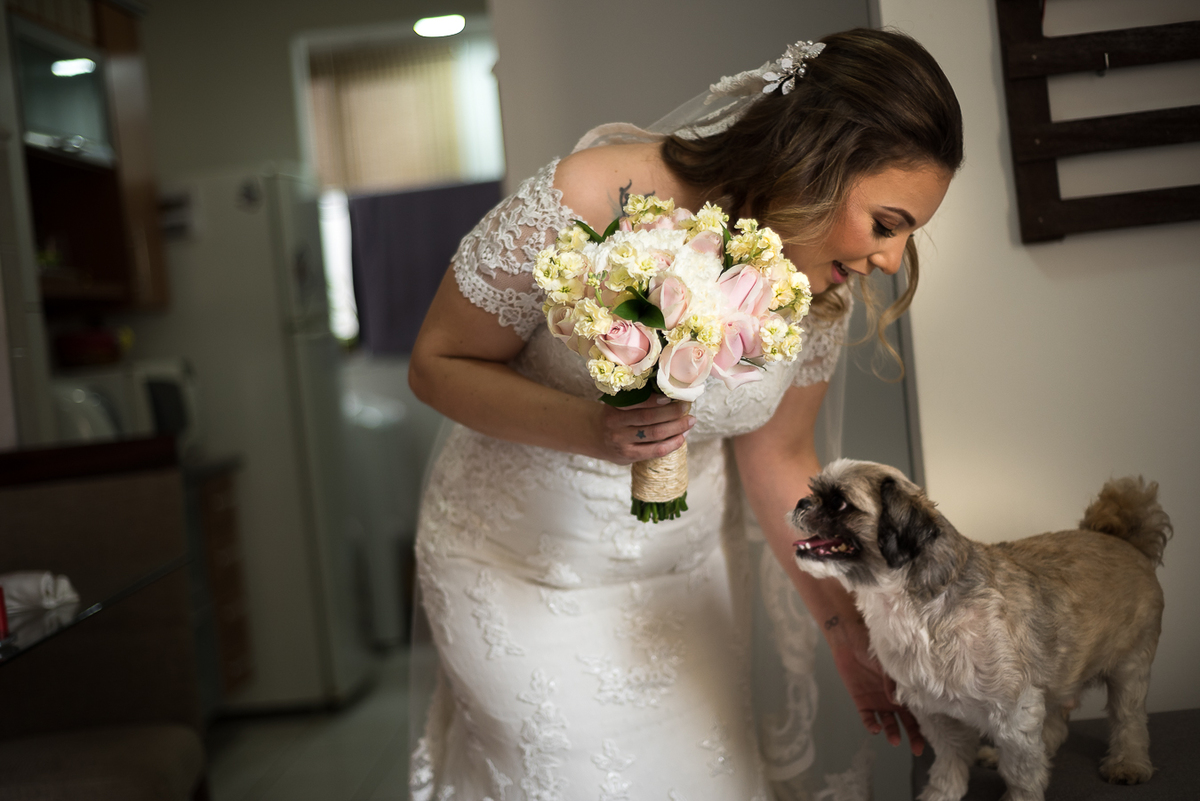 buque de noiva, noiva beijando o seu caozinho 