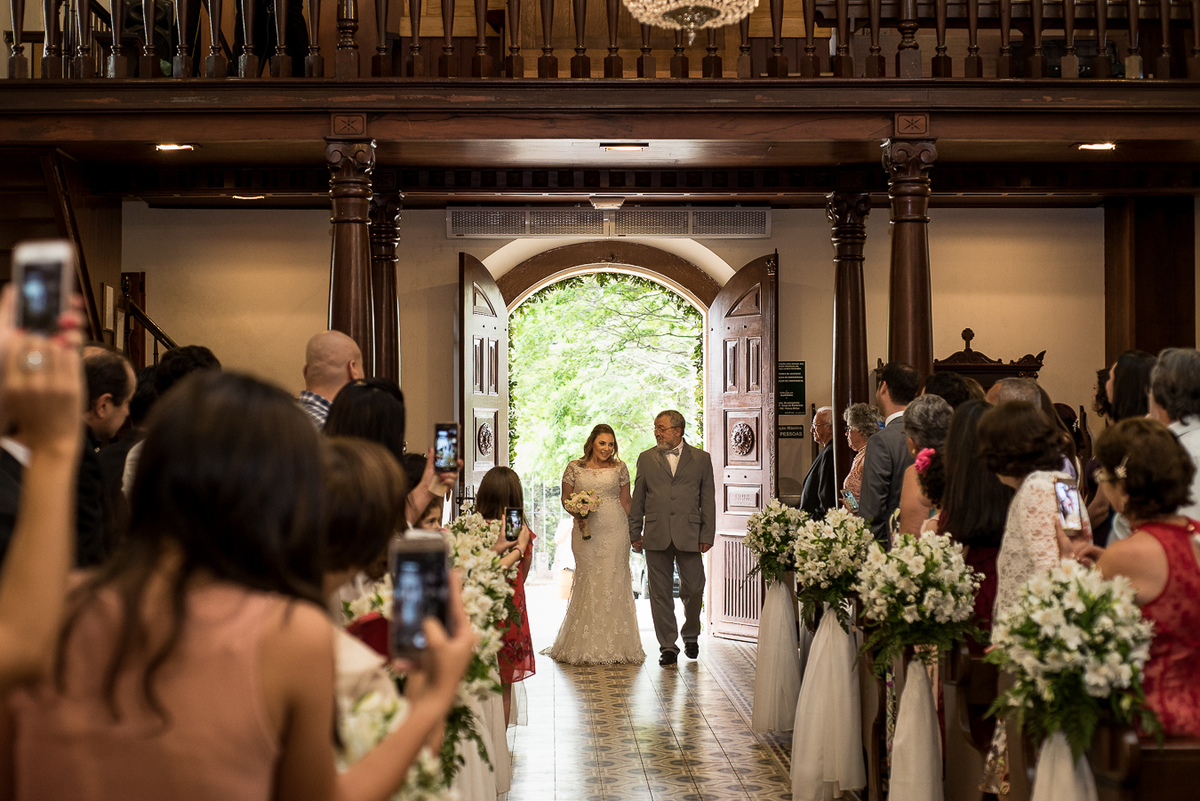 noiva entrando na igreja pelo corredor da igreja Helvetia em Indaiatuba