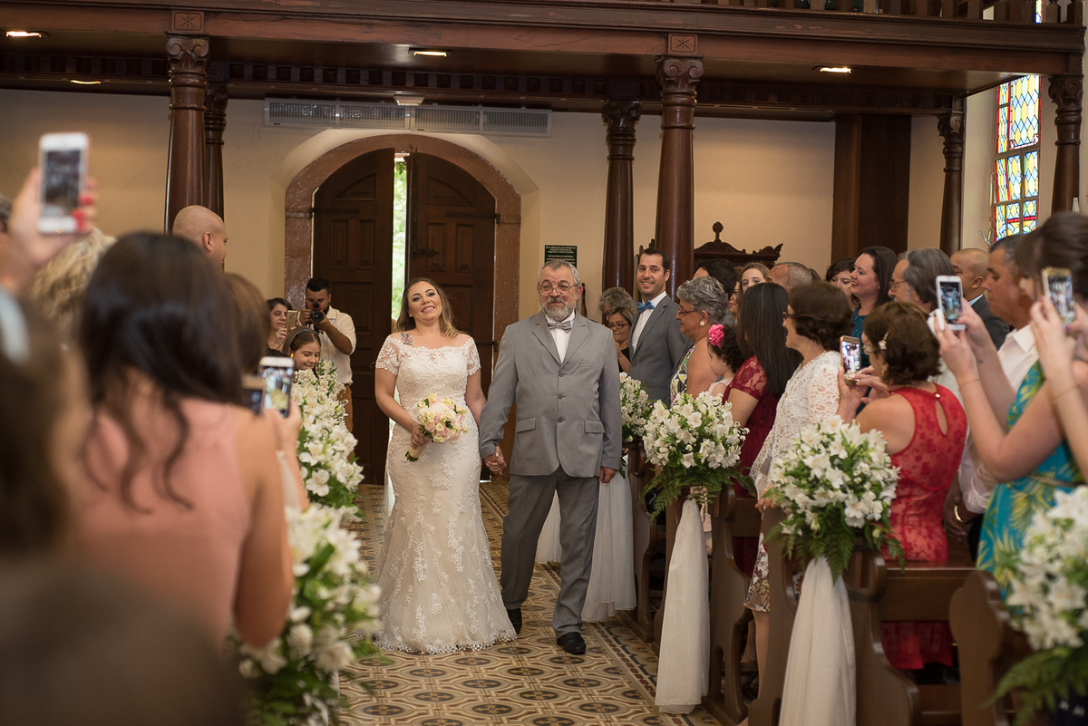 noiva sorrindo para os convidados casamento em campinas