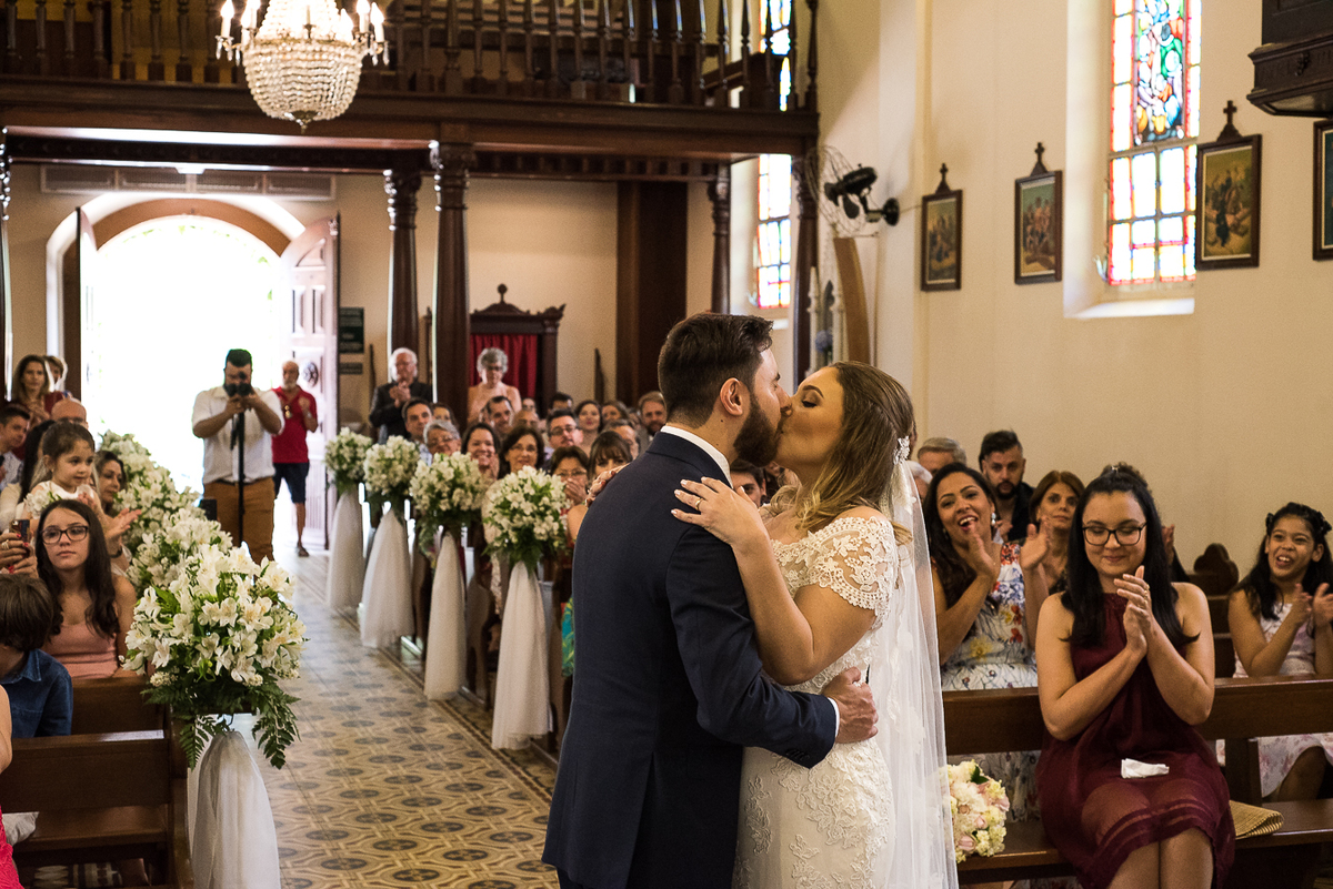 Noivos se beijando pos casamento