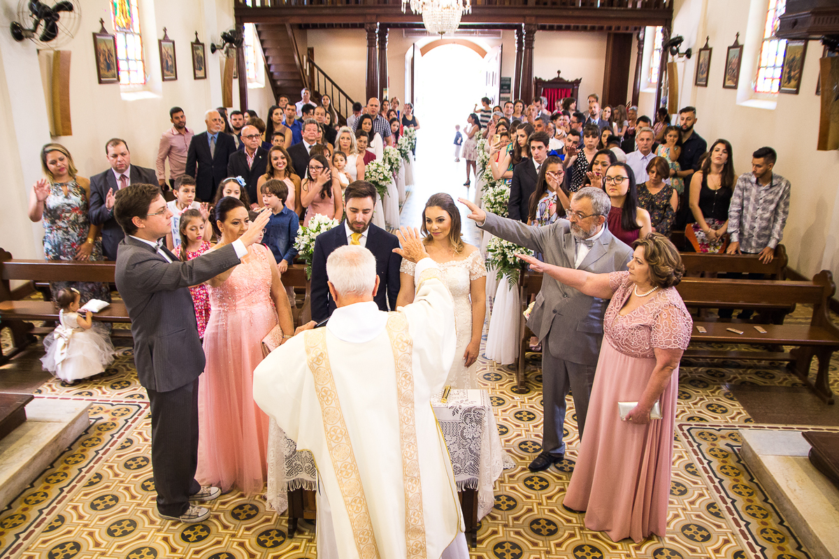 familia abencoando o casamento
