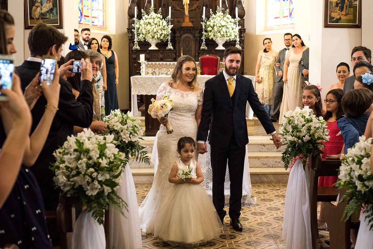 Noivos na saida para fora da igreja helvetia indaiatuba sp