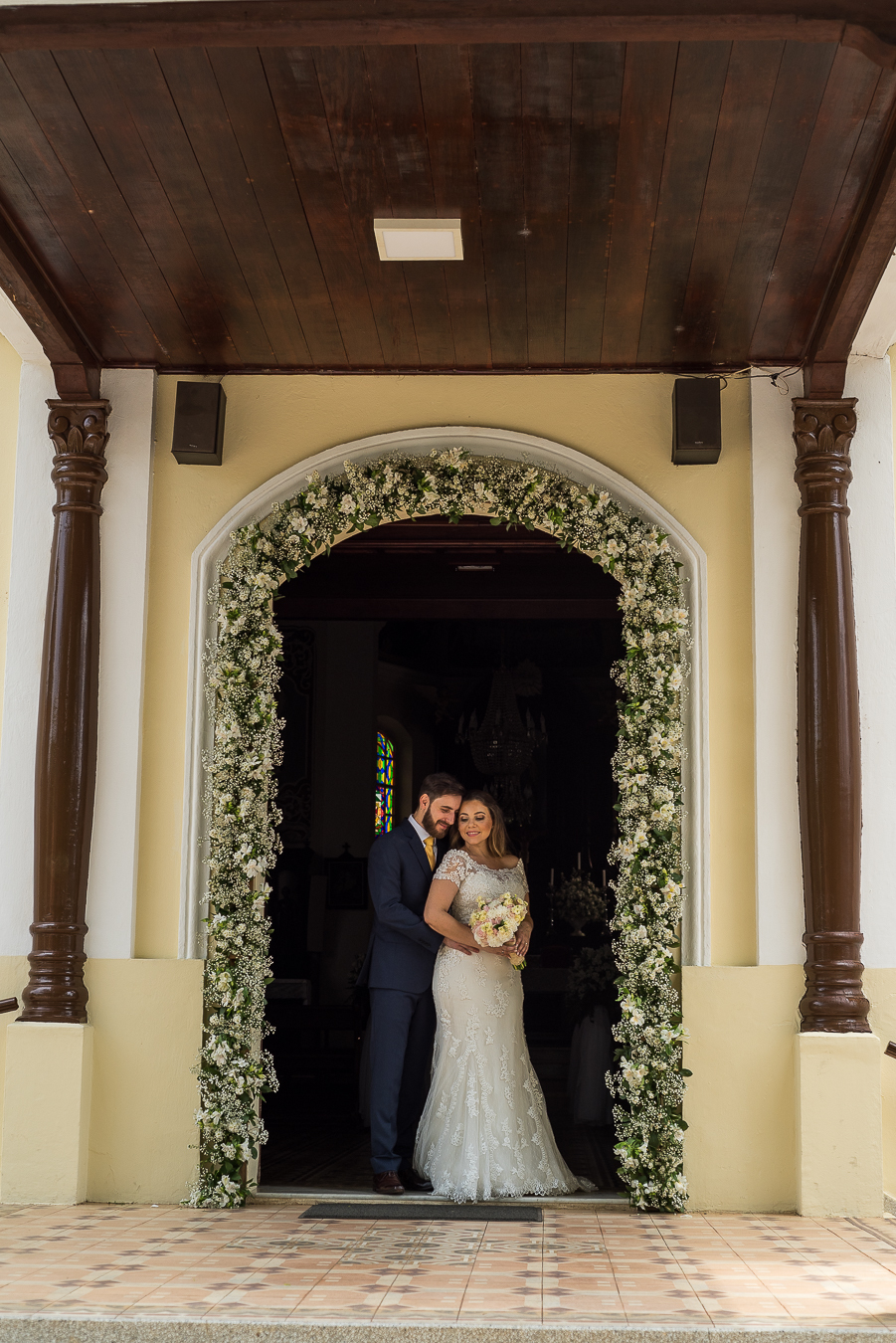 foto no batente da igreja helvetia, toda cheia de flor