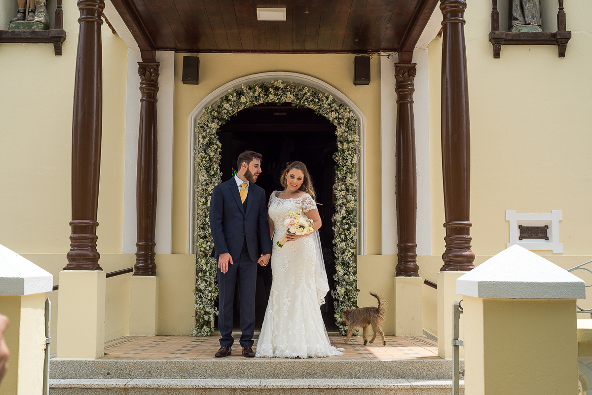 Noivos em frente a igreja Helvetia em Indaiatuba SP