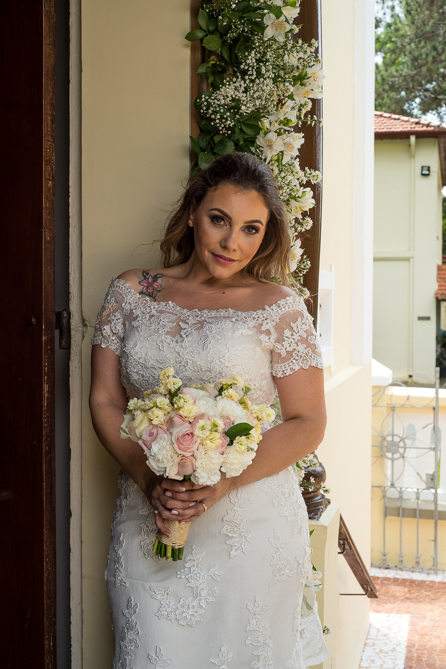 Retrato da noiva, em frente a igreja