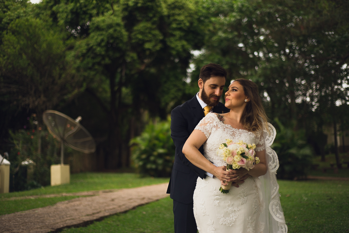 noivo fazendo pose de abraço para retrato 