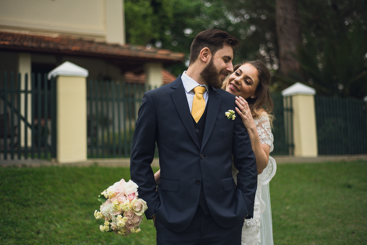 noivos em puro amor e felicidades