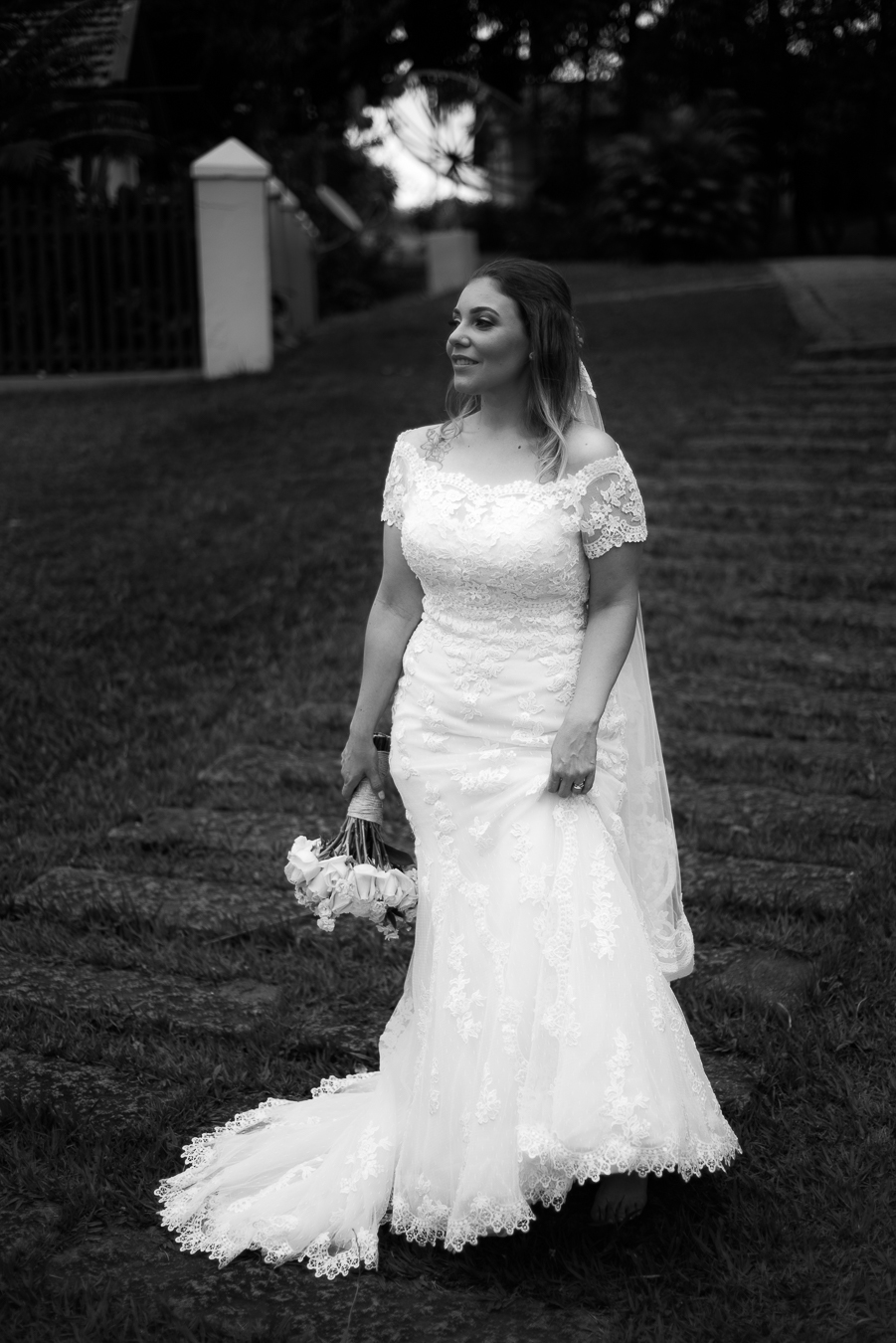 Foto de moda no dia do casamento. Noiva com vetido de noiva segurando . o buquet