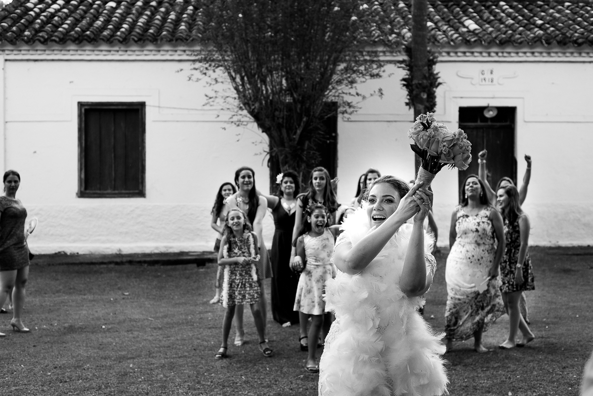 Noiva indo jogar o buque 