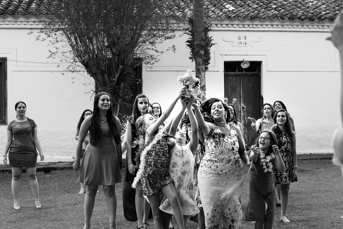 damas pulando para pegar o buque