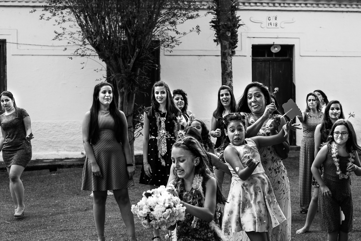 menina pegando o buque da noiva