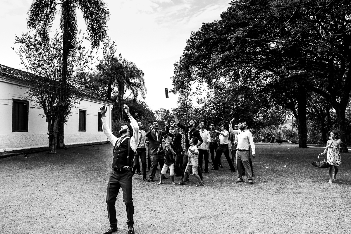 Noivo jogando garrafa de Uisque 