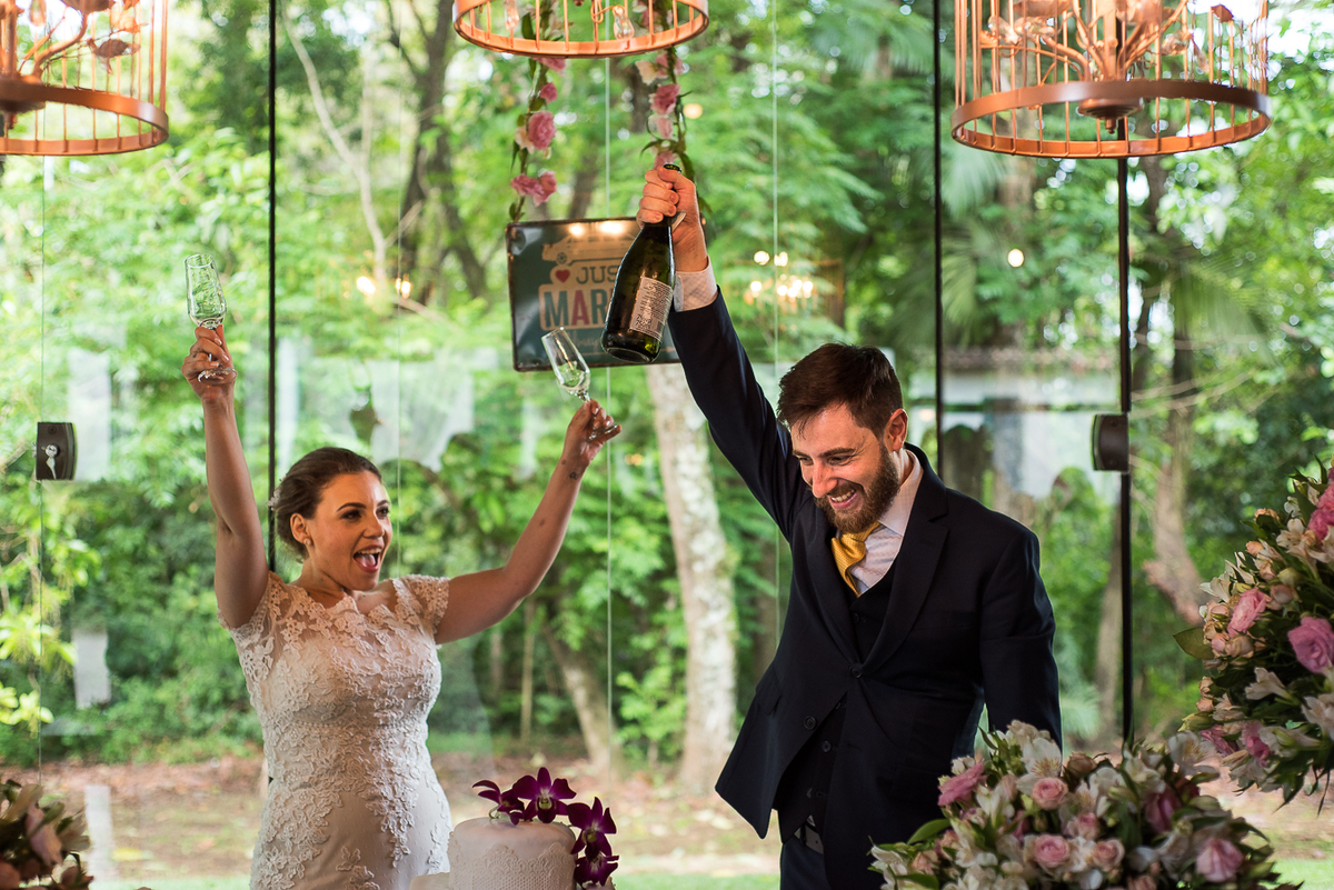 noivos fazendo o brinde na mesa decorada da festa decoração de casamento em campinas