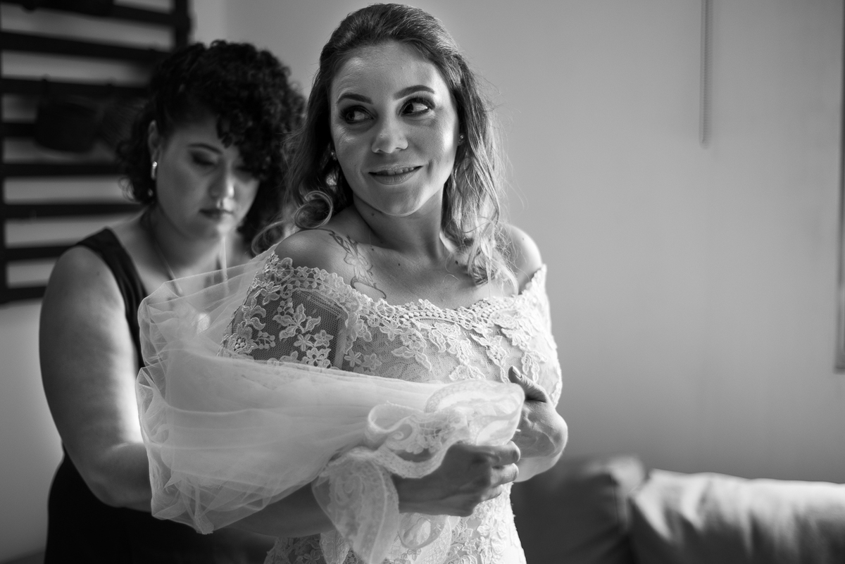 Madrinha Colocando o véu na noiva em seu Apartamento de Luxo em Indaiatuba SP