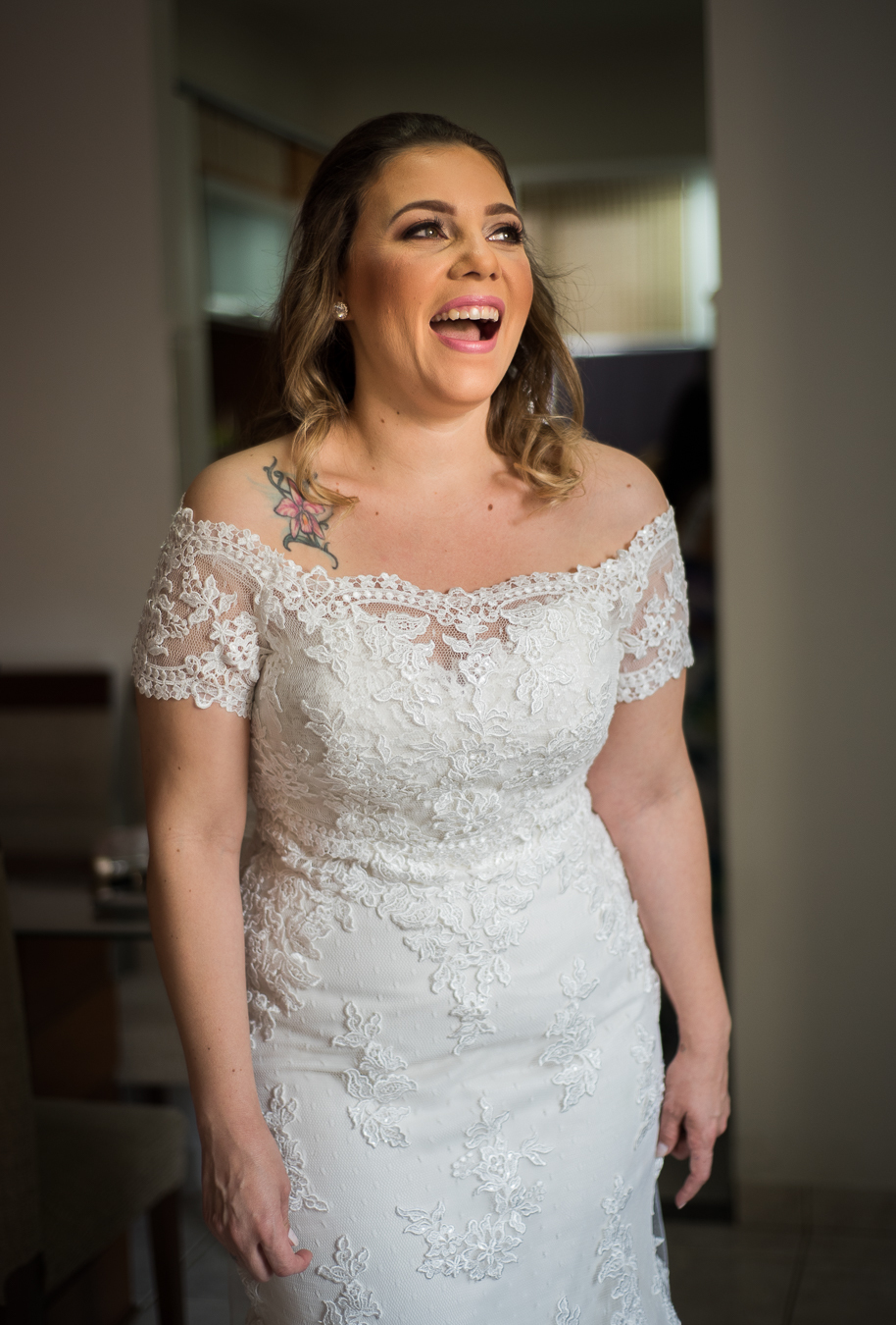 Noiva sorrindo para o retrato