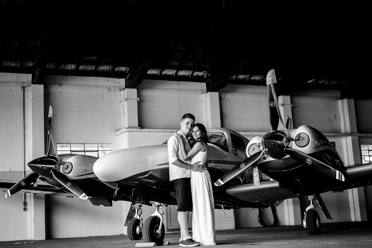 Foto criativa em frente ao avião bi motor da infraero