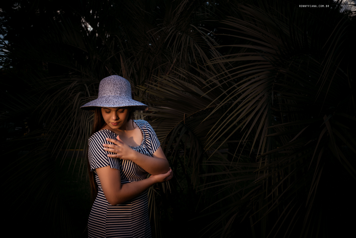 poses para ensaios femininos vestindo vestido listrado e chapéu cinza com laço marrom 