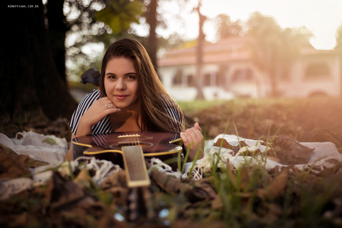 Ideias para ensaios de Menina 15 anos com violão deitada na grama
