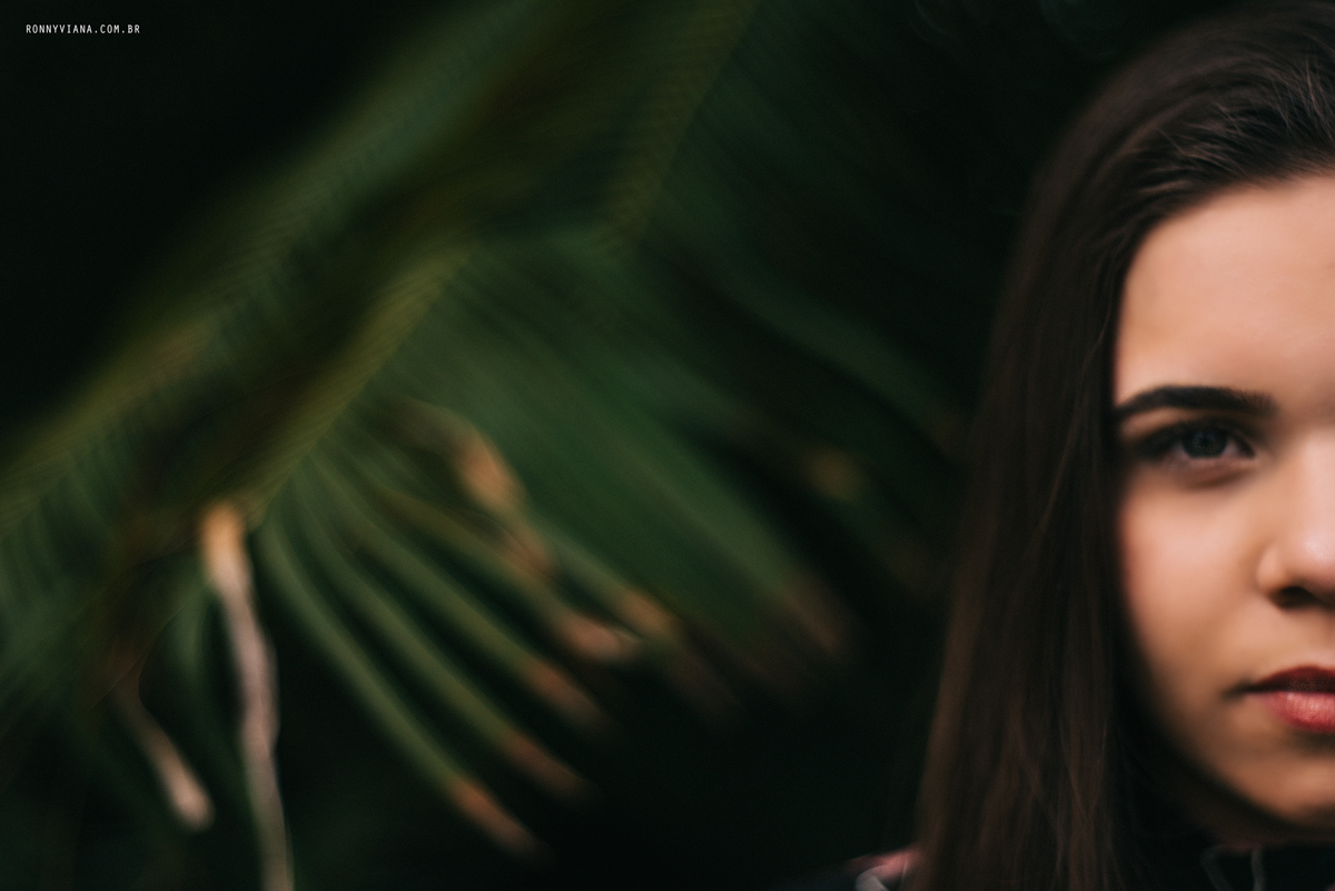 foto metade do rosto ohos verdes  e labios vermelhos