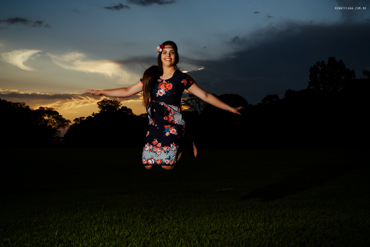 ideias criativas para ensaio de 15 anos dando um pulo no por do sol foto criativa