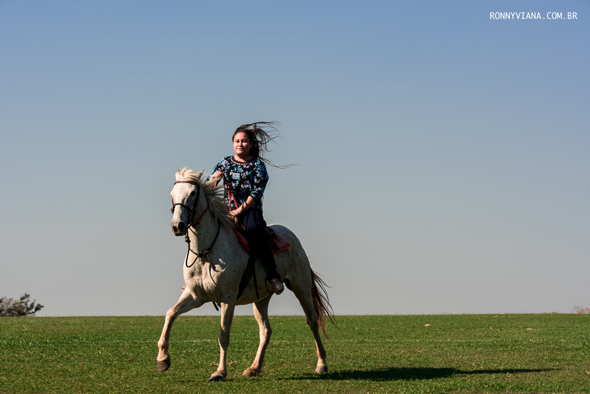 Ensaio feminino em cima do cavalo branco galopando em itu sp 