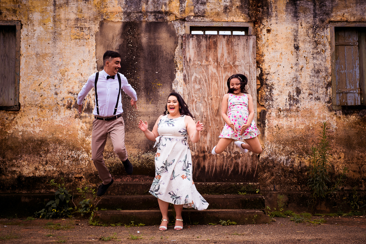 casal dando sarrada no ar com a filha, casamento em piracicaba com melhor fotografo de casamento ronny viana