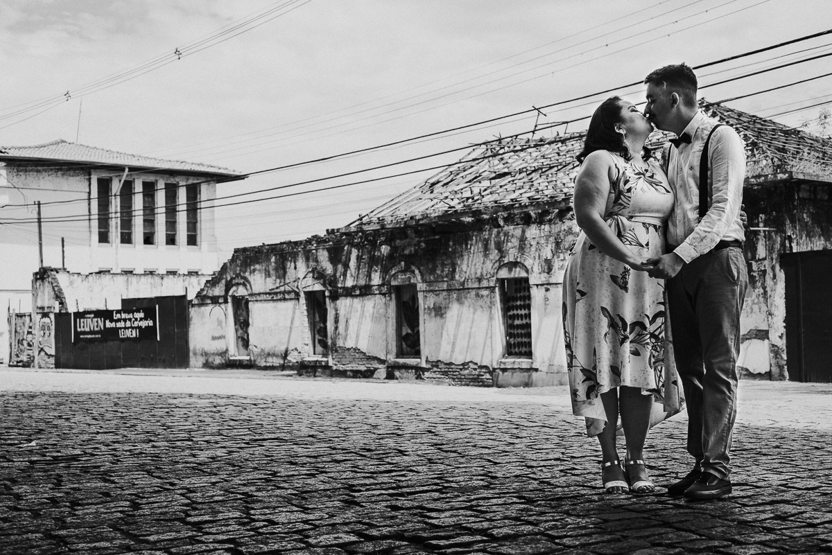 casal se beijando em ensaio pre casamento 