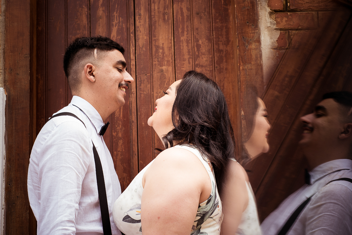 Casal se olhando e reflexo deles 