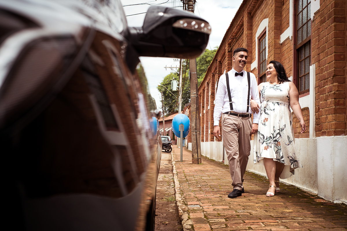 casal caminhando na calçada sorrindo - foto criativa