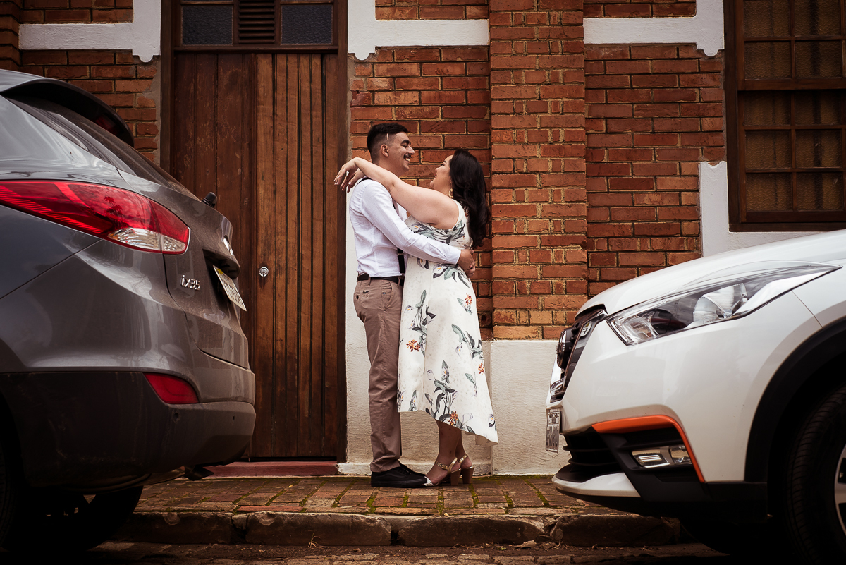 ENsaio de casamento com casal abraçado no meio dos carros no espaço monte alegre em piracicaba sp
