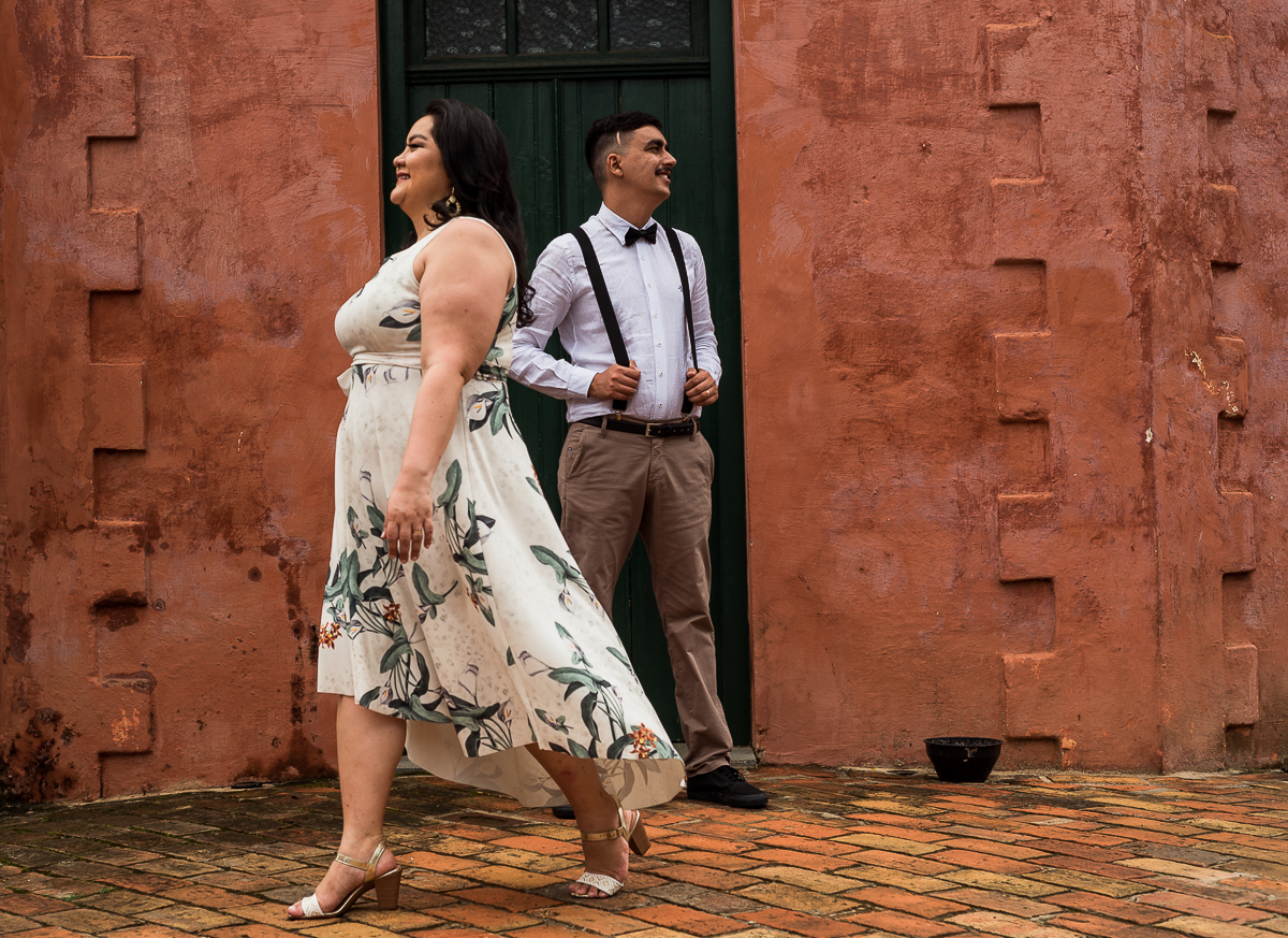 Noiva passando desfilando na frente do noite no espaço monte alegre e capela monte alegre