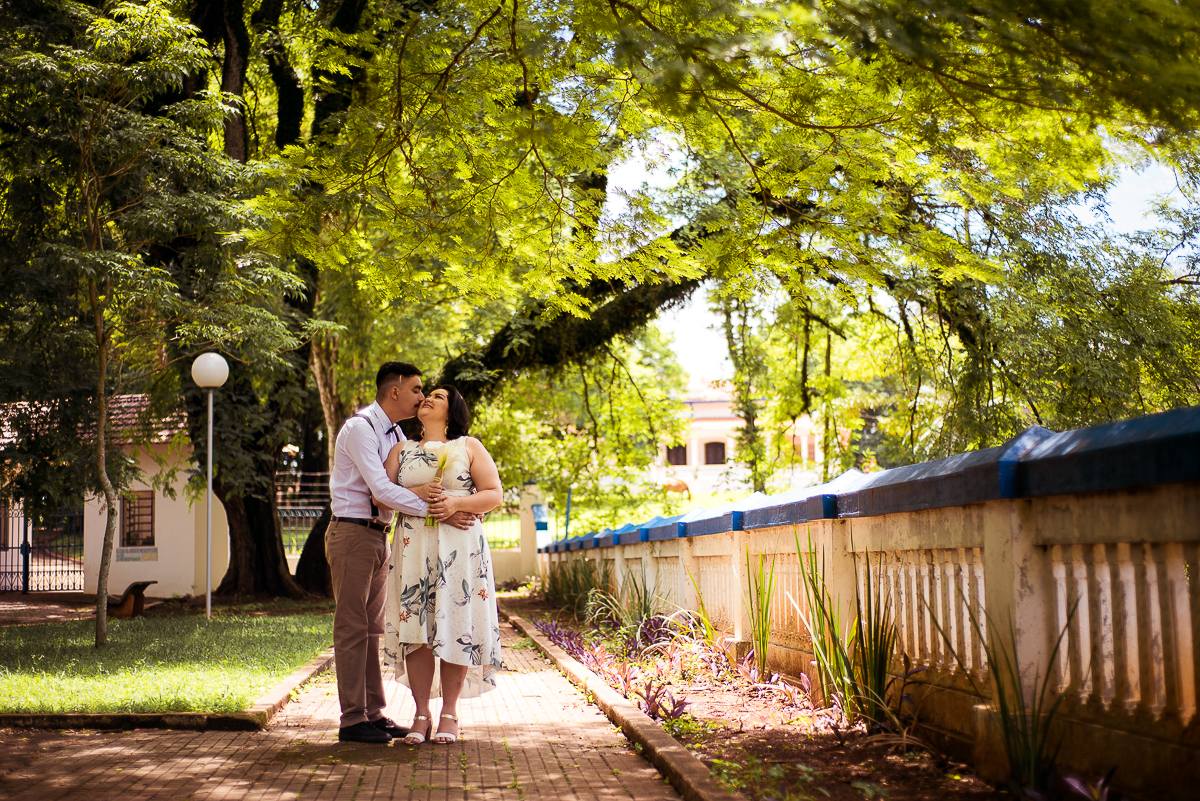 casal abraçado em baixo de uma arvore