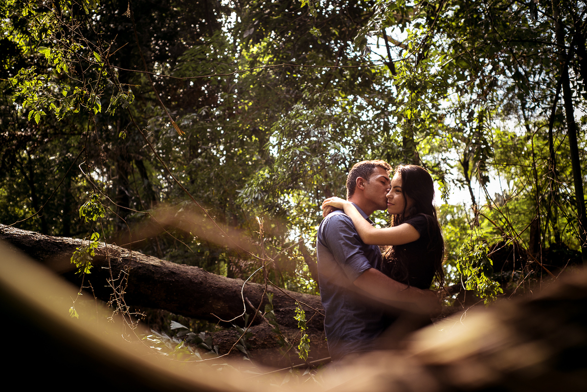 casal usando hugo boss e giorgio armani 