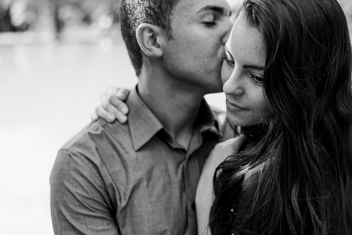 noiva abraçando noivo e recendo um beijo no rosto 