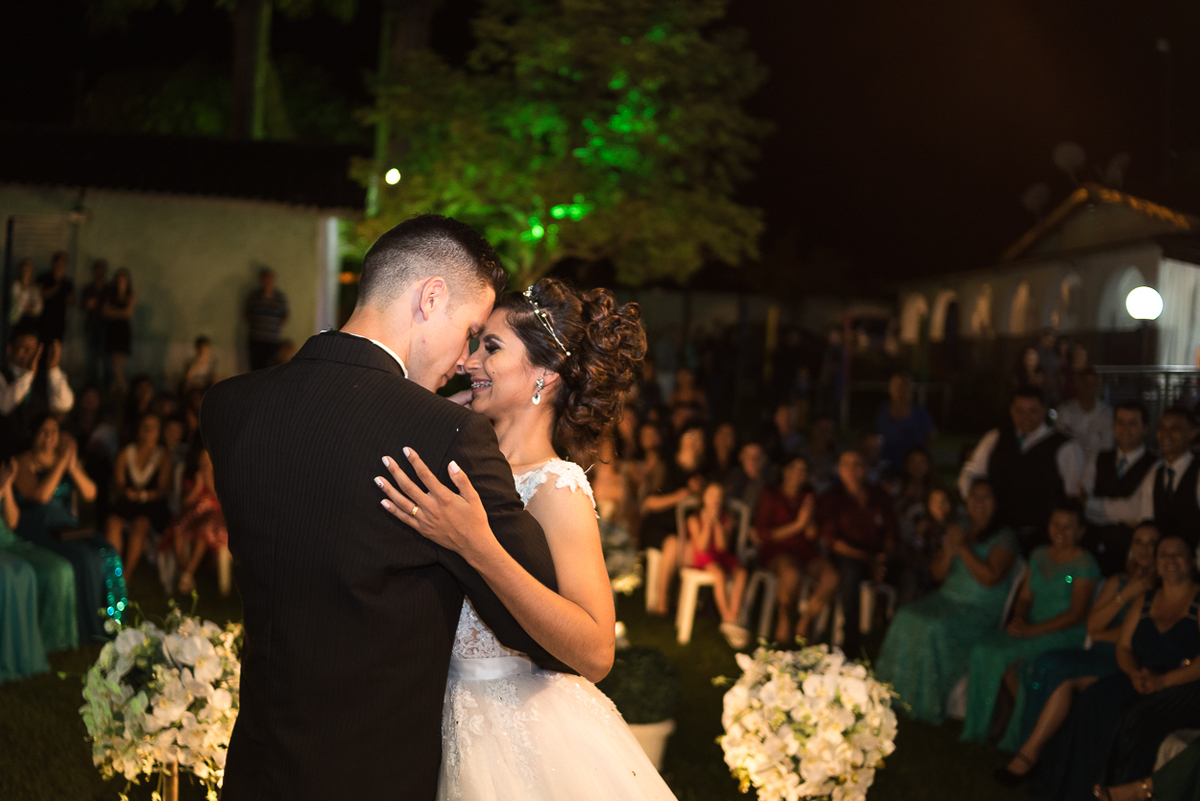 Após cerimonia noivo abraçando a noiva beijando