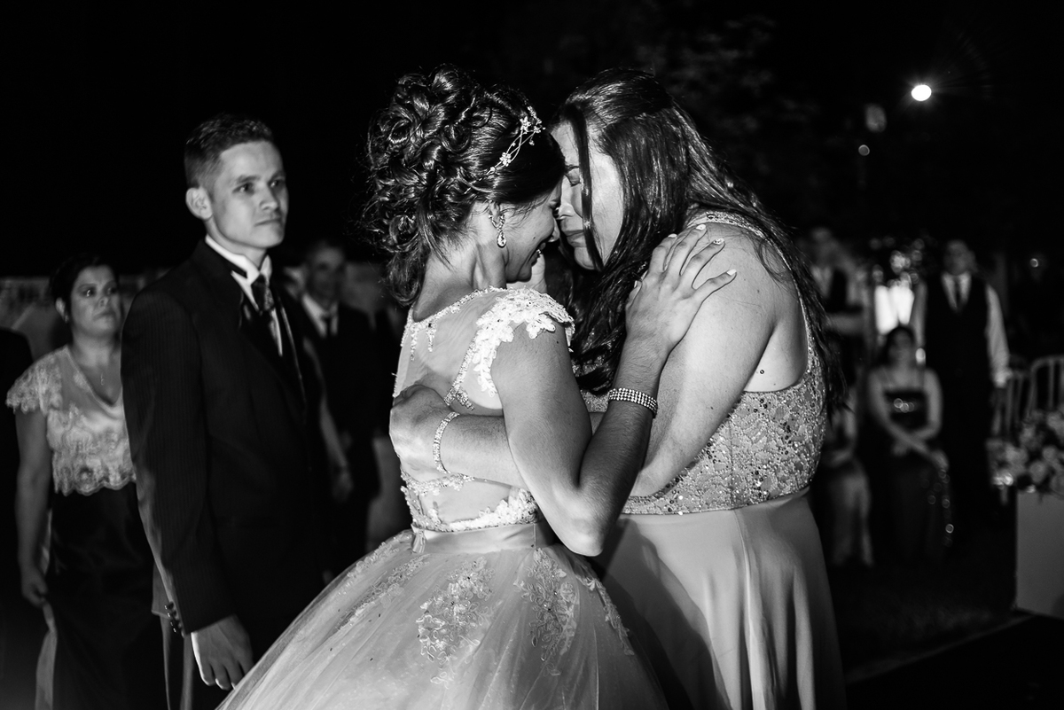 Mãe da noiva emocionadas 