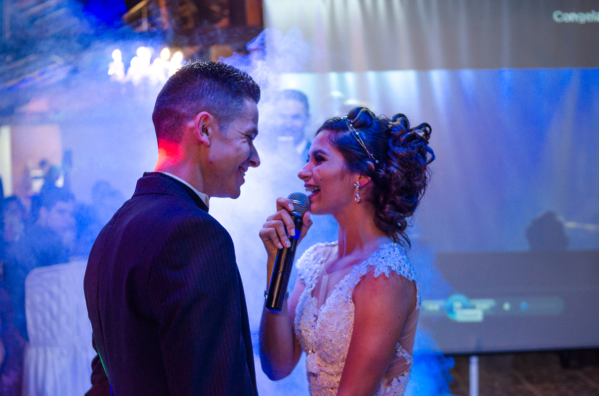 Noiva cantando para o noivo durante a primeira valsa
